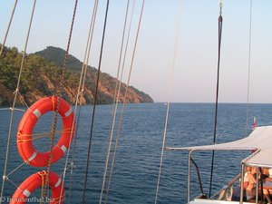 Blick vom Boot über die Bucht von Cavus