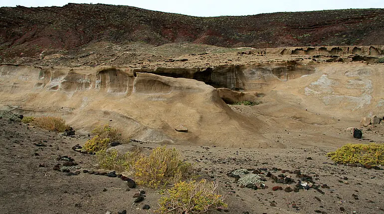 Auswaschungen am Fuß des Montaña Roja bei Médano