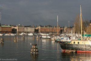 Blick über den Yachthafen nach Östermalm