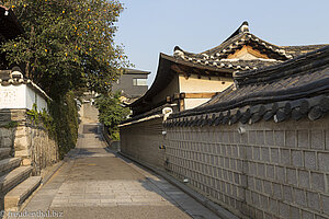 Die schönen Hanok sind hinter den Mauern