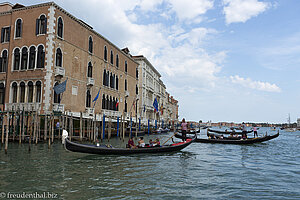 Am Ende des Canal Grande mehren sich die Gondeln.