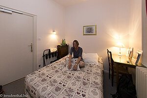 Anne im kleinen Zimmer vom Hotel Saint Claire in Albi