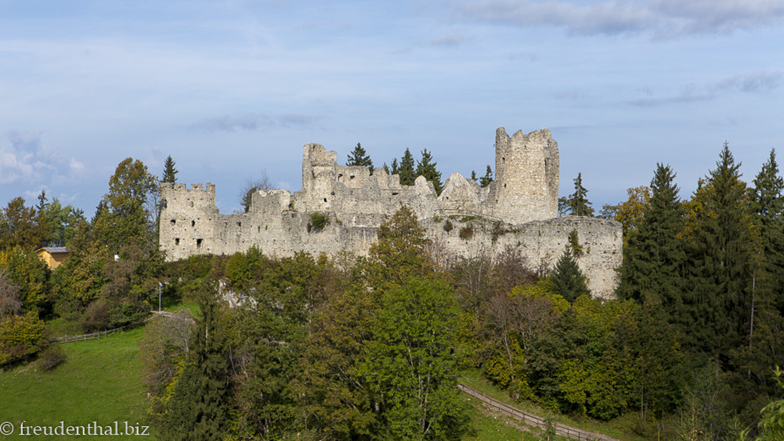 Aussicht auf die Burgruine Hohenfreyberg im Allgäu