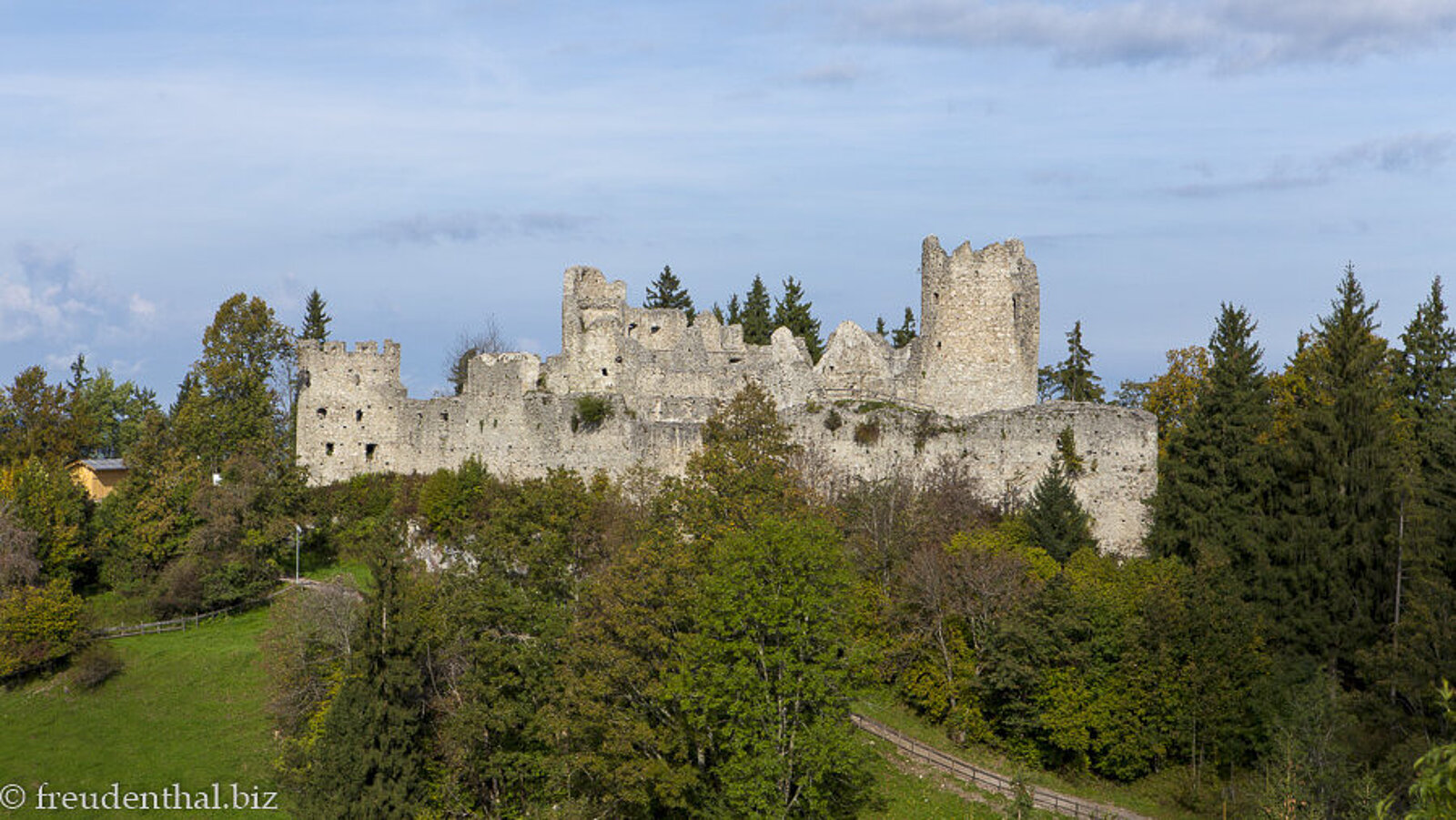 Aussicht auf die Burgruine Hohenfreyberg im Allgäu