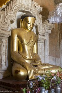 Buddha-Figur im Htilominlo Tempel von Bagan