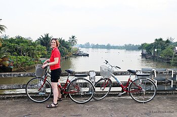 Annette auf einer Brücke über den Mekong