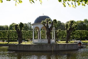 Insel mit Pavillon im Schlosspark von Kadriorg