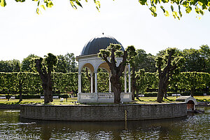 Insel mit Pavillon im Schlosspark von Kadriorg