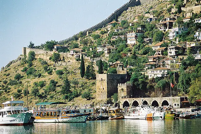 Hafen von Alanya mit Werft und Festungsmauer