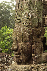 ein meterhohes lächelndes Gesicht im Bayon