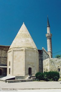 Esrefoglu Moschee - rechts: Minarett