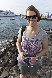 Anne beim Hafen von Playa Blanca