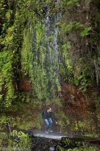 Unterm Wasserfall auf dem Weg zur Ribeiro Bonito