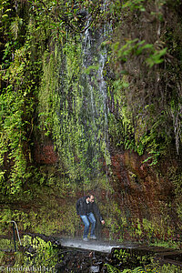 Unterm Wasserfall auf dem Weg zur Ribeiro Bonito