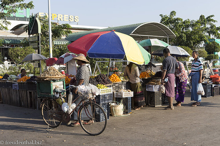 Markt auf dem Weg nach Mandalay Markt auf dem Weg nach Mandalay