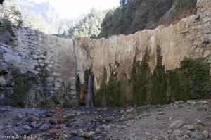 Cascada de Colores - Aus einer Öffnung sprudelt stark eisenhaltiges Wasser.