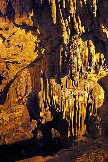 Beeindruckende Orgel-Tropfsteine in der Ngao‑Höhle 