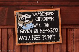 unbeaufsichtigte Kinder bekommen einen Espresso und kleinen Hund geschenkt