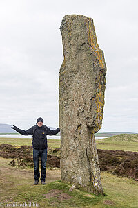 Der Stein ist wohl stärker! - Lars beim Ring of Brodgar