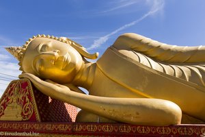 Er ruht, der Liegende Buddha im Wat That Luang Tai