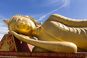 Er ruht, der Liegende Buddha im Wat That Luang Tai