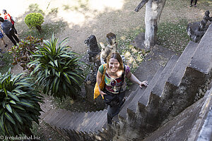 Anne klettert den Stupa hinunter - Buddhapark