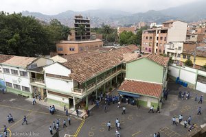 Blick von den Metrocables auf einen Schulhof Medellíns.
