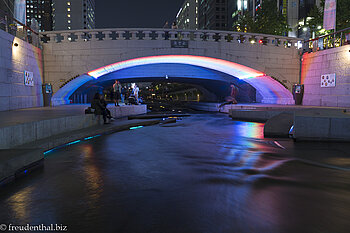 Brücke über den Cheonggyecheon in Seoul