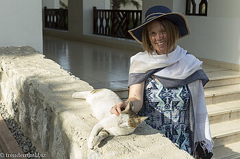 Anne und die Katze im Rotana Resort