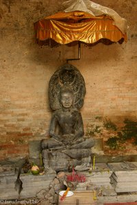 Buddha unterm Sonnenschirm beim Östlichen Mebon in Kambodscha