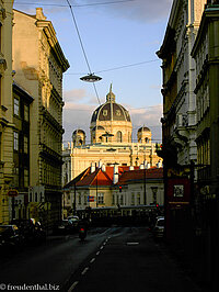 Blick durch die Gassen auf die Hofburg