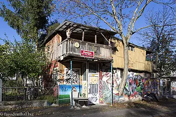 Osman Kalins Baumhaus an der Mauer in Kreuzberg - Berlin