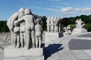 viele nackte Menschen im Vigeland Skulpturenpark in Oslo