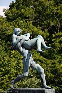 Mann und Frau auf der Brücke vom Vigelandsparken