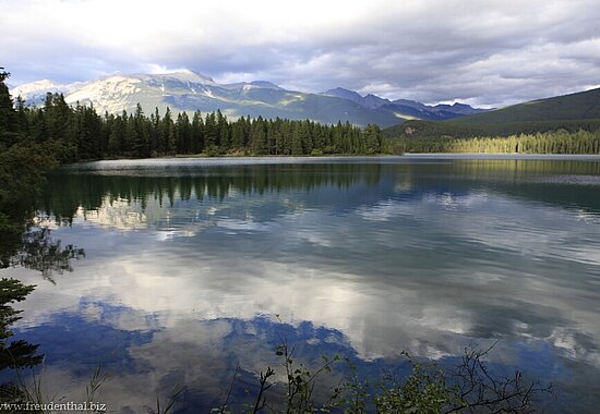 Lake Annette bei traumhaftem Wetter nahe Jasper in Kanada