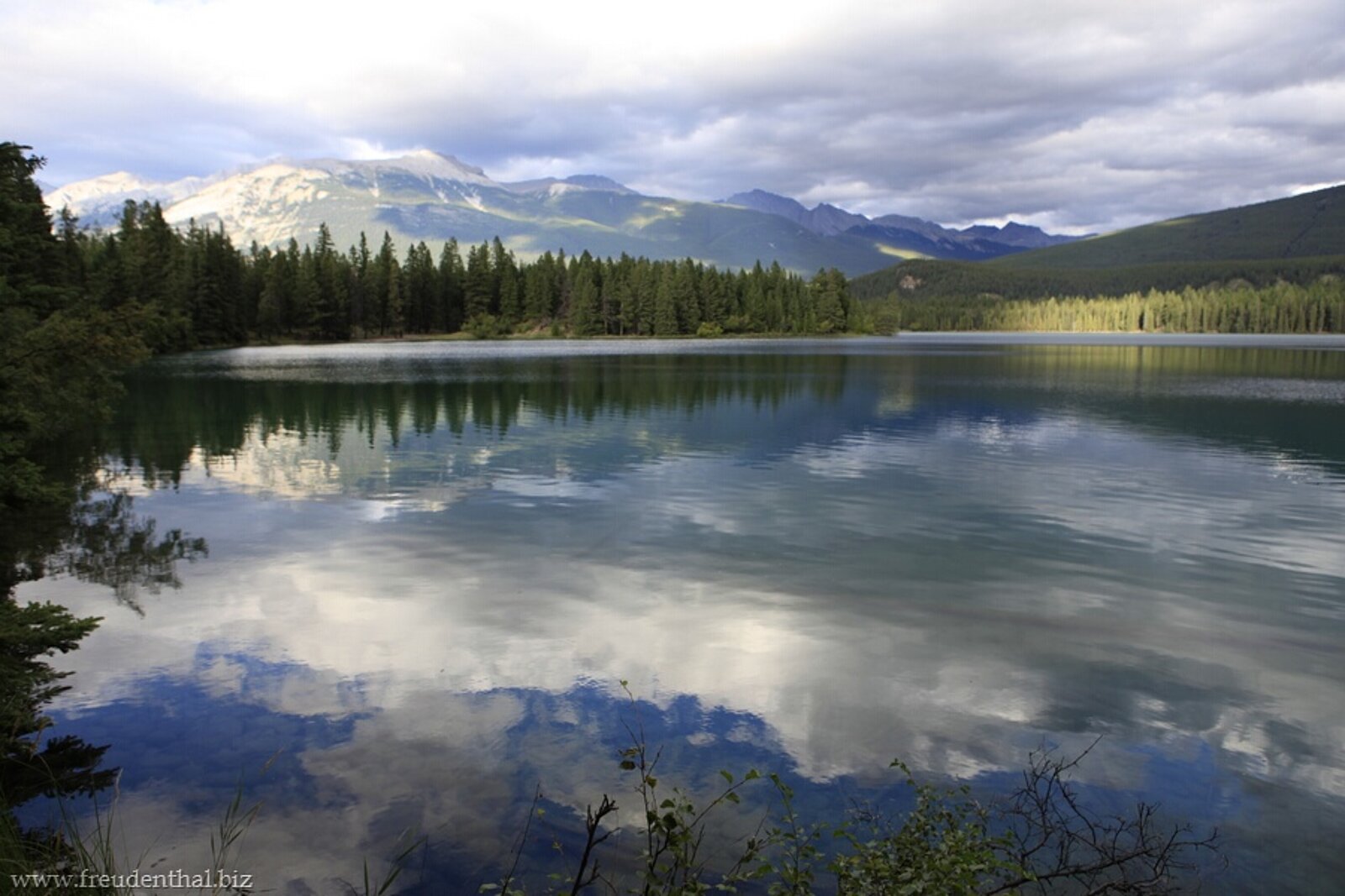 Wolkenspiegelung im Lake Annette bei Jasper im gleichnamigen Nationalpark Kanadas