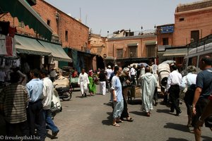 Markttreiben in der Medina von Marrakesch