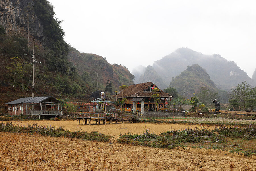 Höfe und Felder am Quây‑Sơn‑Fluss