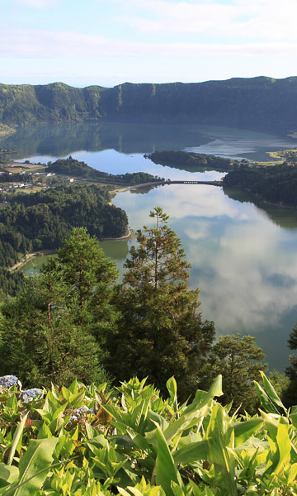 Aussicht vom Visto do Rei über den Lagoa Verde zum Lagoa Azul