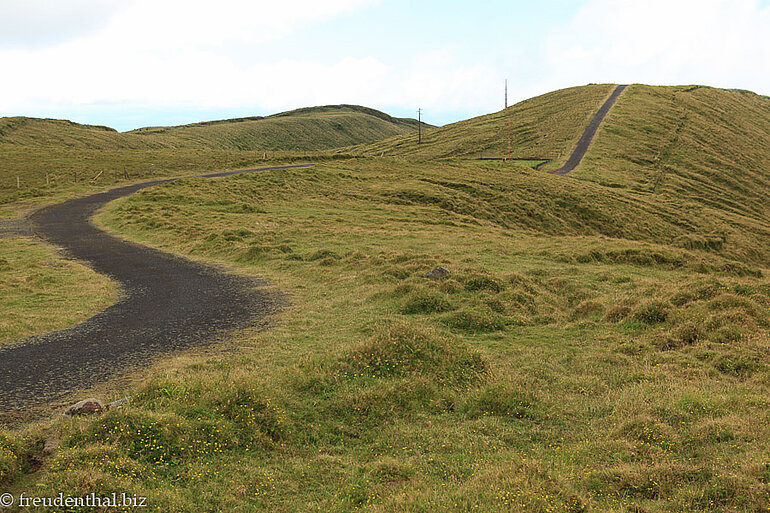Straße am Kraterrand der großen Caldeira von Faial