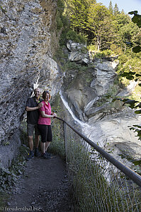 Lars und Anne an der Absturzstelle des Sherlock Holmes