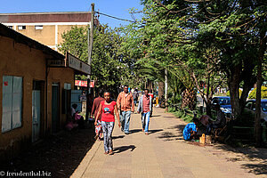 Fußweg im gepflegten Bahir Dar