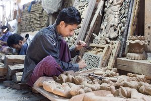 Holzschnitzer fertigen Marionetten in Mandalay