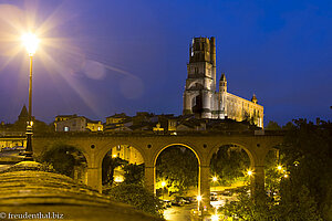 Nächtlicher Blick auf die Stadt Albi