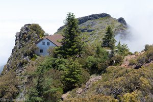 Blick vom Pico Ruivo zur Berghütte