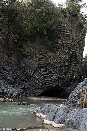 Basaltstifte zieren die Felswände der Alcantara Schlucht