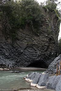 Basaltstifte zieren die Felswände der Alcantara Schlucht