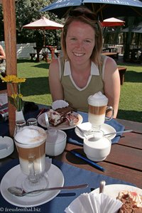 Annette bei Schwarzwälder Kirschtorte und Kaffee Latte