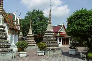 Chedis und Bonsai im Wat Pho