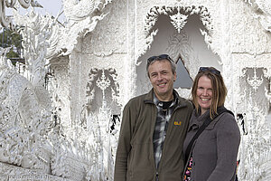 Anne und Lars beim Wat Rong Khun